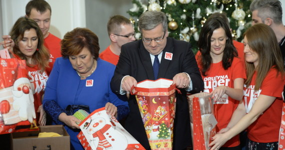 "Okres przygotowań do świąt to nie tylko zakupy i gromadzenie prezentów, ale przede wszystkim wysyłanie dobrych myśli" - powiedział prezydent Bronisław Komorowski, który wraz z małżonką wziął udział w tegorocznej akcji Szlachetna Paczka.