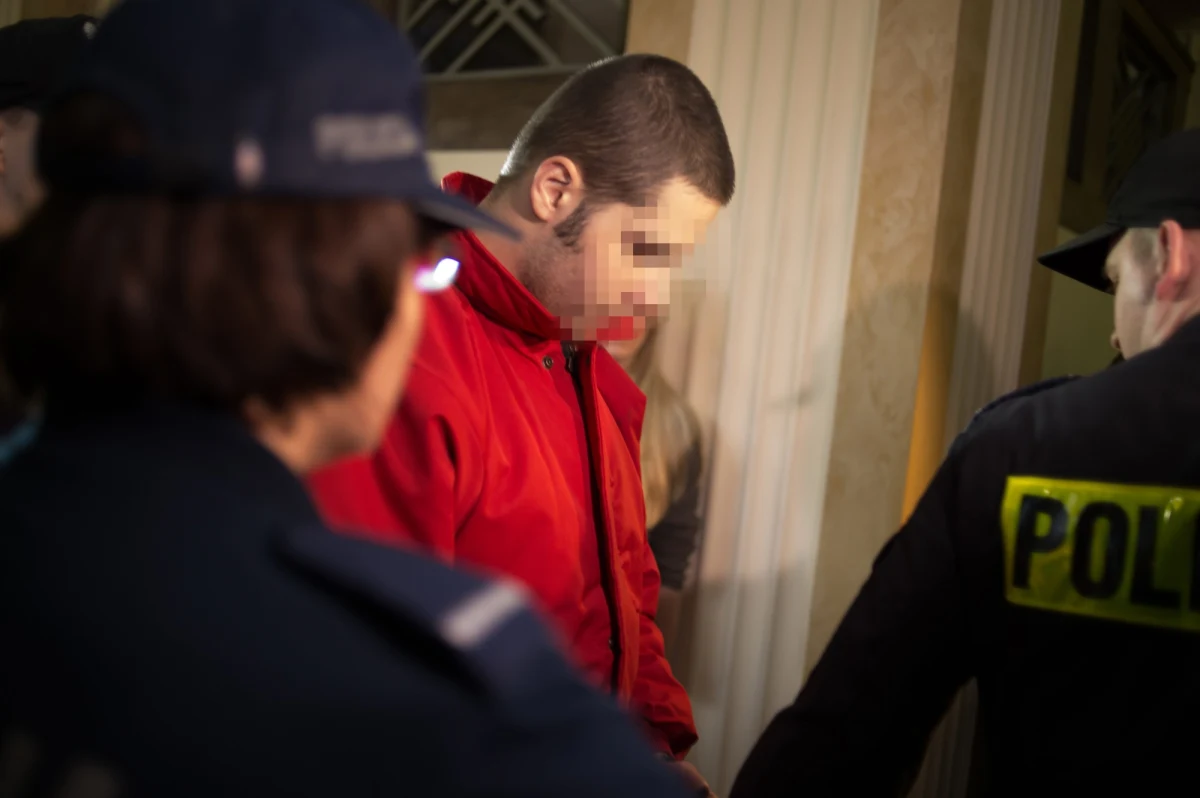 Dożywocia domaga się prokurator dla 21-letniego Rafała N. oskarżonego o zabójstwo 20-latka, którego zasztyletował na głównej ulicy Łodzi - Piotrkowskiej. W poniedziałek przed łódzkim sądem okręgowym zakończył się proces w tej sprawie. Zdaniem oskarżenia była to niewytłumaczalna zbrodnia, po której poczucie bezpieczeństwa łodzian legło w gruzach.  