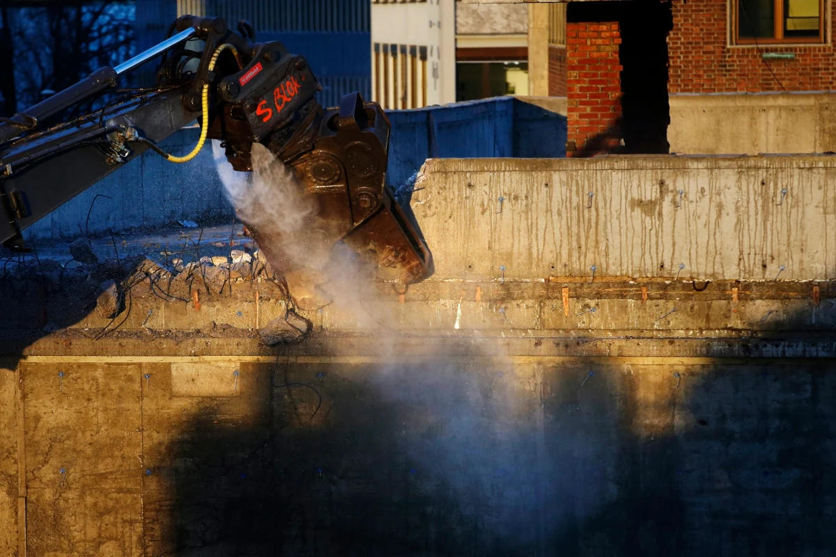 Trzy lata po zamachu bombowym Andersa Breivika na budynki rządowe w Oslo, wyburzono jeden z uszkodzonych biurowców. Do marca mają zostać rozebrane jeszcze dwa budynki: ministerstwa zdrowia i pracy. Tymczasem norweska prasa pisze, że skazany na 21 lat więzienia zamachowiec stwarza problemy pilnującym go strażnikom.