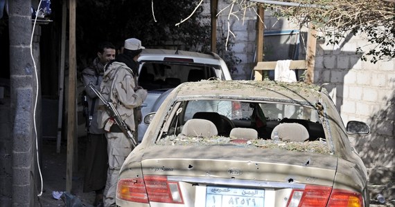 Zamachowiec samobójca zdetonował przed bramą bazy wojskowej na wschodzie Jemenu ładunki wybuchowe ukryte w samochodzie. W ataku zginęło sześciu żołnierzy, a sześć innych osób zostało rannych.