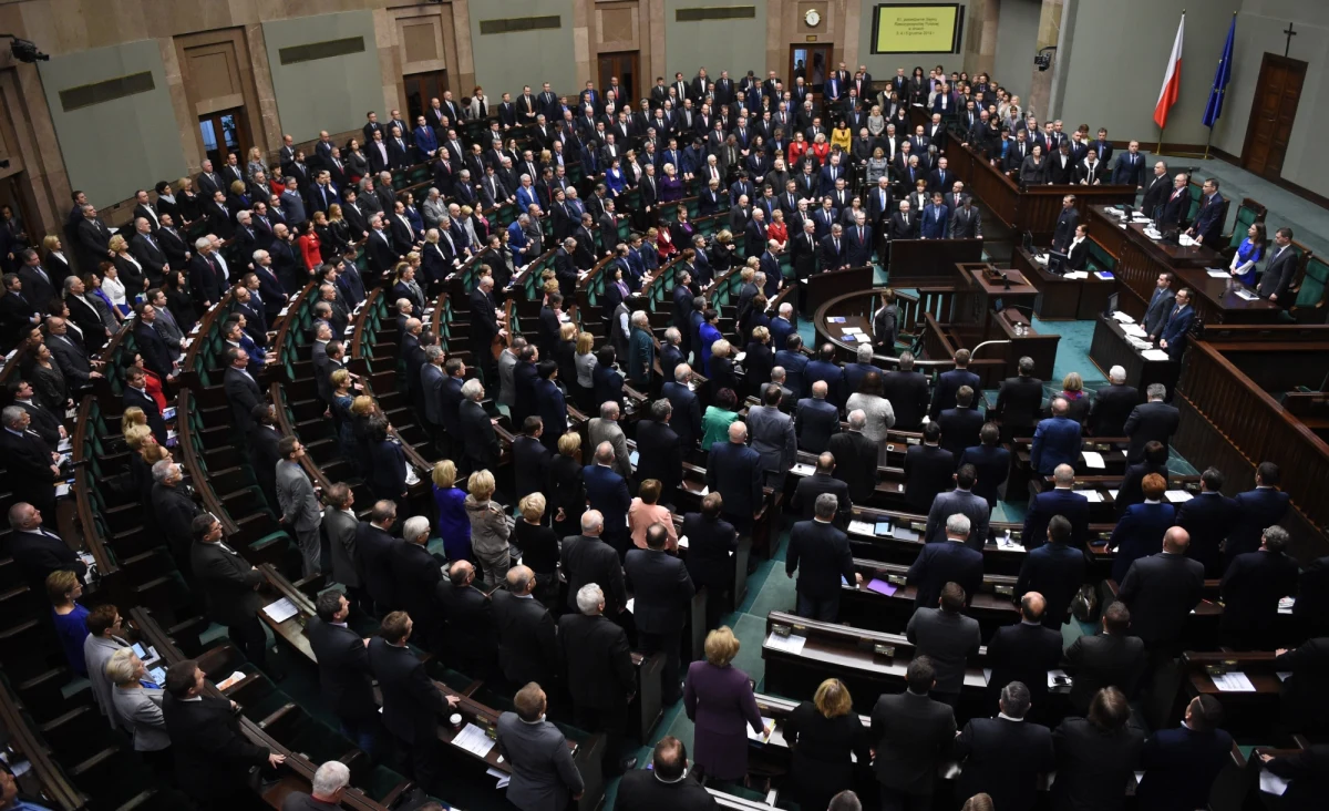 Nie tylko Radosław Sikorski, Bartosz Arłukowicz i Sławomir Neumann są na liście posłów, którym z powodu pełnienia innych funkcji przysługują samochody służbowe. Dokładnie sprawdziliśmy pozostałe rachunki. Okazuje się, że znacznie więcej zasiadających w Sejmie polityków rozliczyło dużo wyższe od wspomnianych ministrów sumy za przejazdy prywatnymi autami. 