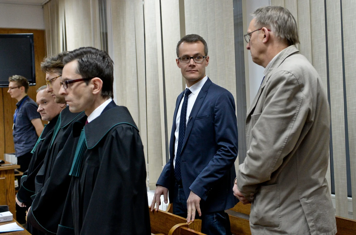 "Zatrzymanie dziennikarzy podczas zajść w PKW nie powinno się zdarzyć. Przepraszam tych, których to dotknęło, których to bulwersowało" - mówi minister spraw wewnętrznych Teresa Piotrowska i dodaje, że cała sprawa była niefortunną pomyłką, a nie celowym działaniem.   