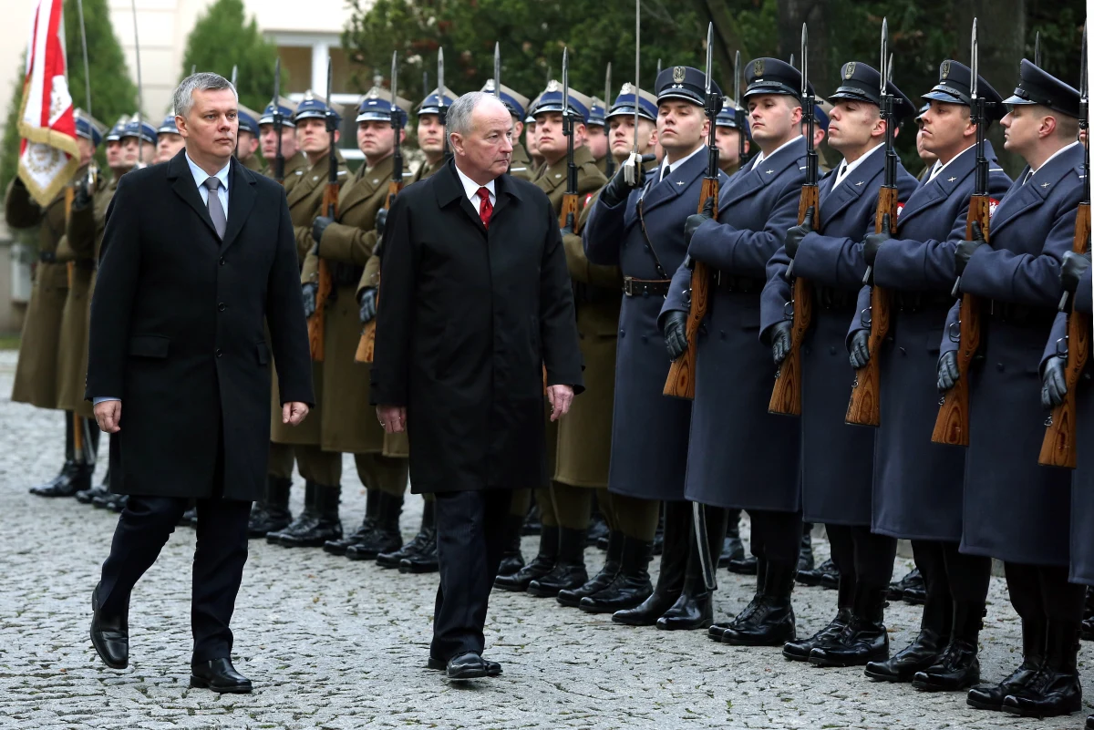 Wicepremier Tomasz Siemoniak powiedział, że kwestia publikacji raportu dotyczącego tortur stosowanych przez CIA nadszarpnie zaufanie wobec USA. Szef MON polecił też polskim żołnierzom za granicą zachowanie szczególnej ostrożności.