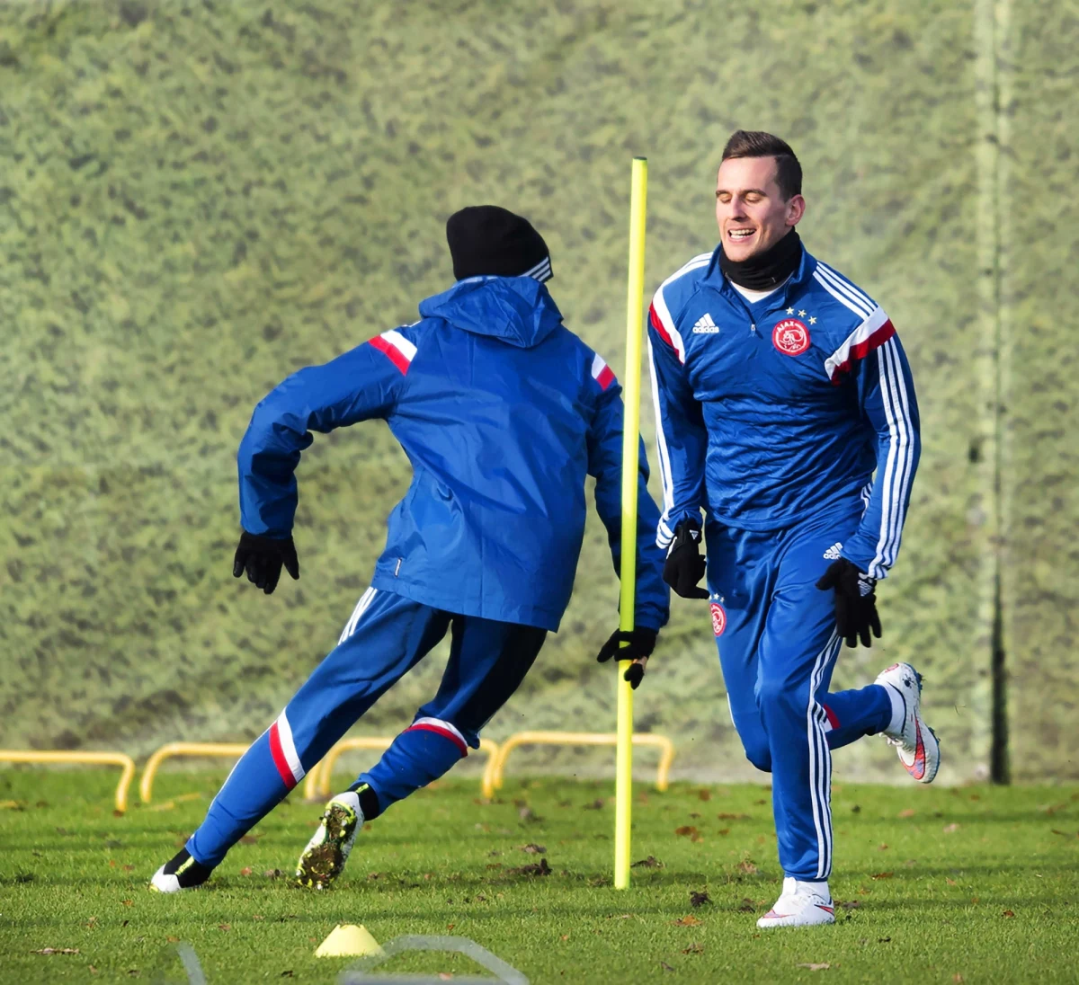 "Nie napalam się na gola z APOEL-em Nikozja, choć jeśli zagram tak dobrze, jak ostatnio, jest szansa że wpadnie" - mówi Arkadiusz Milik dla RMF FM przed wieczornym meczem w Lidze Mistrzów. Dla napastnika Ajaksu Amsterdam, wyróżnionego przez Was tytułem "Sportowca Listopada", to ostatnia w tym sezonie szansa na gola w tych prestiżowych rozgrywkach. W rozmowie z Kacprem Merkiem z redakcji sportowej RMF FM przyznaje też, że za nim najlepsza runda w karierze i że w w kolejnym sezonie chciałby nadal grać w barwach Ajaksu.