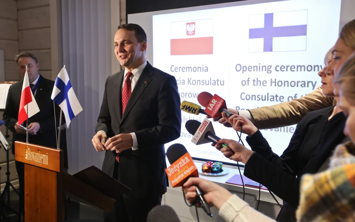 Warszawska prokuratura wszczęła postępowanie wyjaśniające po trzech nowych zawiadomieniach o możliwości popełnienia przestępstwa przez marszałka Sejmu Radosława Sikorskiego. ​Jedno z nich dotyczy urodzin, które w lutym Sikorski wyprawił w pałacyku Ministerstwa Obrony Narodowej w Helenowie. Impreza miała być w całości sfinansowana z budżetu MON-u. Zaprzecza temu polityk, który zapowiada złożenie pozwu. "Dość oszczerstw!" - napisał na Twitterze. Pokazał także fakturę i potwierdzenie zapłaty. 