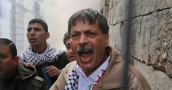 Palestyński minister bez teki Ziad Abu Ain zmarł podczas protestu na Zachodnim Brzegu Jordanu. Okoliczności jego śmierci nie są jasne. Reuters podaje, że izraelscy żołnierze uderzyli ministra, a Al-Dżazira informuje, że nawdychał się on gazu łzawiącego. Abu Ain we władzach Autonomii Palestyńskiej stał na czele departamentu zajmującego się żydowską kolonizacją.