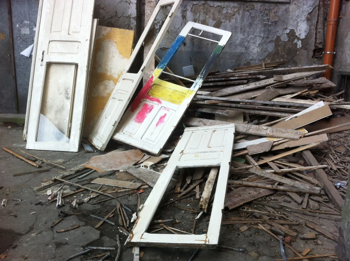 ​Pył i gęsty kurz, który przedostaje się wszędzie. Do tego huk burzonych ścian oraz niekończące się przeciągi, które nie dają szansy na właściwe ogrzanie pokoi - w takich warunkach mieszkają lokatorzy kamienicy przy Alei 1 Maja w Łodzi. Wszystko dlatego, że zostali w budynku, który przechodzi wielki remont. Po interwencji reporterki RMF FM Agnieszki Wyderki, część problemów mieszkańców zostanie rozwiązana.