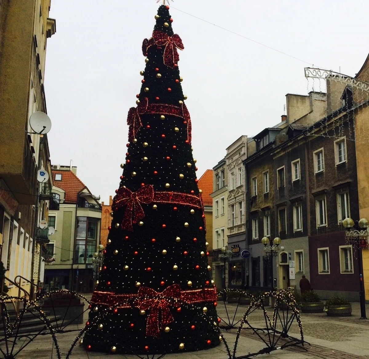 Na olsztyńskim Starym Mieście trwają ostatnie przygotowania do szóstego Jarmarku Świątecznego. Od czwartku będzie można tam podziwiać m.in. rzeźby lodowe i świąteczne iluminacje kamienic.