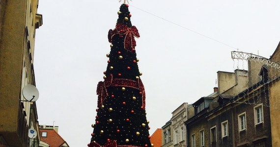 Na olsztyńskim Starym Mieście trwają ostatnie przygotowania do szóstego Jarmarku Świątecznego. Od czwartku będzie można tam podziwiać m.in. rzeźby lodowe i świąteczne iluminacje kamienic.