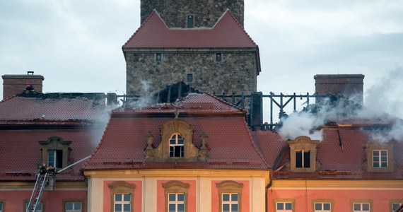 Przez kilka godzin strażacy walczyli z pożarem dachu Książ w Wałbrzychu. Z obiektu ewakuowano turystów i pracowników. Trwa dogaszanie ognia. Nikomu nic się nie stało. 