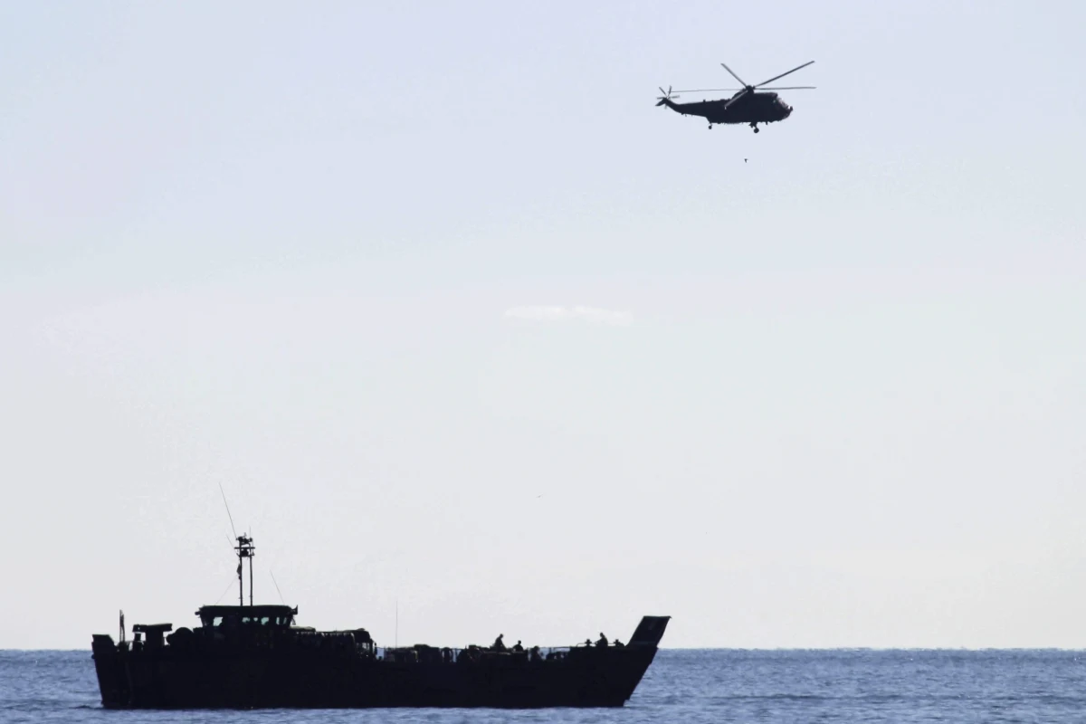 Siły NATO pomogły brytyjskiej armii w poszukiwaniu tajemniczego okrętu podwodnego, zauważonego u zachodnich wybrzeży Szkocji. Rząd w Londynie nie podaje żadnych szczegółów, ale można się domyślać, że po raz kolejny incydent wywołała marynarka wojenna Rosji. 