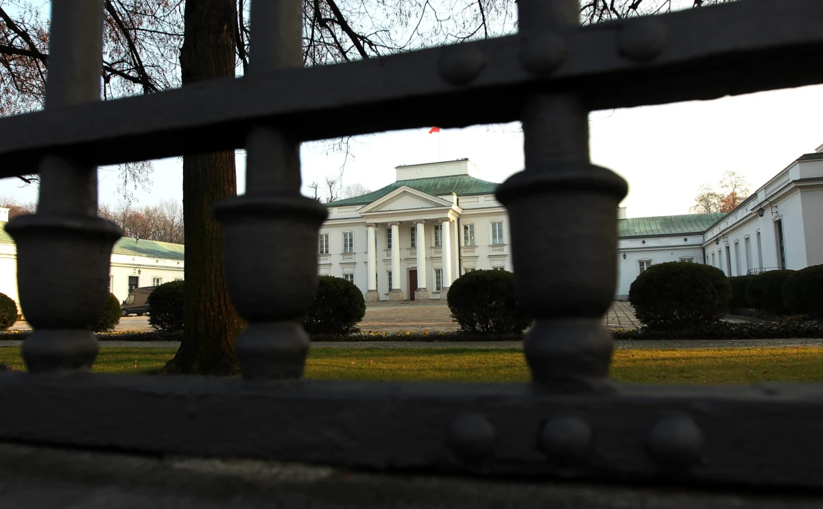 Kolizja jednego z aut kolumny prezydenckiej przed Belwederem. Stołeczni policjanci wyjaśniają, z czyjej winy jedna z dwóch limuzyn, którymi podróżował Bronisław Komorowski, zderzyła się z osobówką.