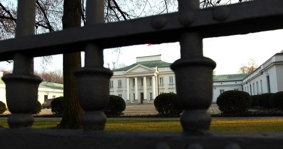 Kolizja jednego z aut kolumny prezydenckiej przed Belwederem. Stołeczni policjanci wyjaśniają, z czyjej winy jedna z dwóch limuzyn, którymi podróżował Bronisław Komorowski, zderzyła się z osobówką.