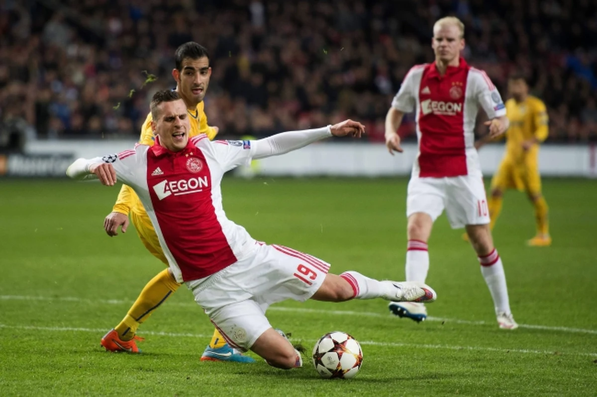 Piłkarz Ajaksu Amsterdam Arkadiusz Milik zdobył pierwszą w karierze bramkę w Lidze Mistrzów, ustalając na 4:0 wynik meczu z APOEL-em Nikozja w 6. kolejce fazy grupowej. Awans do 1/8 finału jako ostatnie wywalczyły Manchester City i Schalke 04 Gelsenkirchen. 