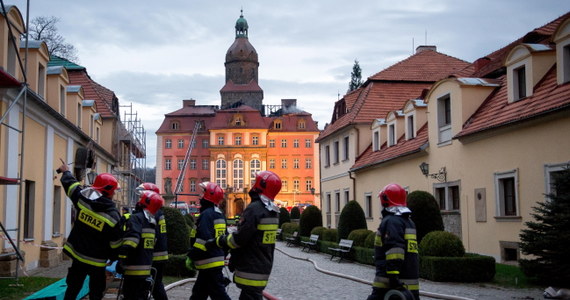 Zaprószenie ognia w czasie prac budowlanych - to wstępna przyczyna wczorajszego pożaru Zamku Książ Wałbrzychu. Zniszczone zostało poddasze i dach zabytku. Remont może pochłonąć nawet dwa miliony złotych. Policja i specjaliści przesłuchują osoby, które w czasie wczorajszego pożaru były na zamku. Ogień zniszczył wczoraj poddasze zabytku i kilkaset metrów kwadratowych dachu Zamku Książ w Wałbrzychu. Na szczęście nikomu nic się nie stało. 