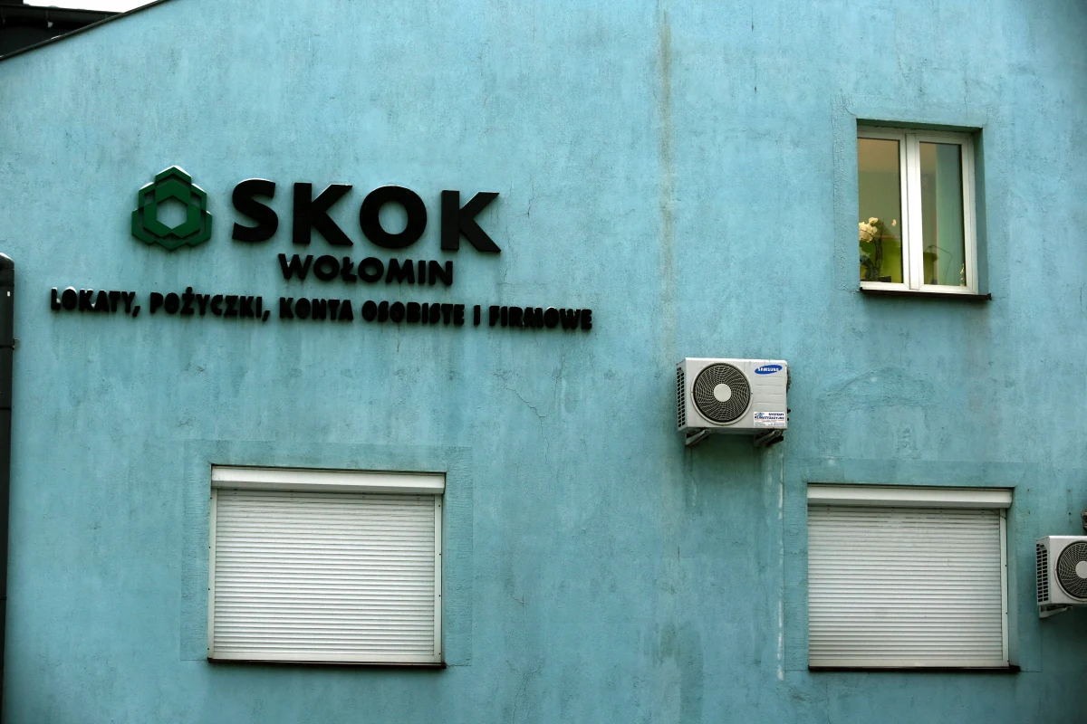 Wypłaty pieniędzy ze SKOK-u Wołomin wstrzymane - informuje nasz dziennikarz Krzysztof Berenda. To efekt zawieszenia przez Komisję Nadzoru Finansowego działalności Spółdzielczej Kasy Oszczędnościowo Kredytowej z Wołomina.
Klienci na razie nie mają dostępu do swoich pieniędzy.
