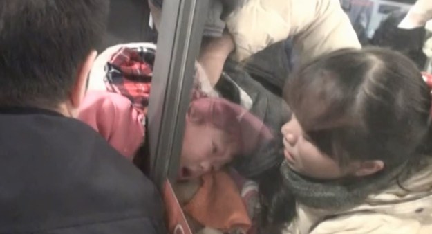 Dramatyczne nagranie z Chin obiegło światowe agencje prasowe. Trzyletnia dziewczynka i jej matka przeżyły chwile grozy po tym, jak główka dziecka utknęła w obrotowych drzwiach w centrum handlowym w prowincji Jiangxi. 


Małą Yangyang próbowali uwolnić klienci robiący tego dnia zakupy w centrum i przypadkowi przechodnie, jednak bezskutecznie. Konieczna okazała się interwencja strażaków, którzy z pomocą specjalistycznego sprzętu oswobodzili główkę dziecka. 3-latka została następnie przewieziona do szpitala na badania. Wiadomo już, że nie odniosła poważniejszych obrażeń.