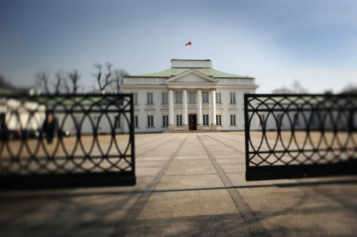 Najwcześniej za kilka dni dowiemy się, kto ponosi odpowiedzialność za kolizję samochodu osobowego z limuzyną, którą jechał prezydent. Jak dowiedział się reporter RMF FM, jak dotąd nikt nie został ukarany, a sprawa wczorajszego zderzenia przed Belwederem trafiła do sekcji wykroczeń stołecznej drogówki. 