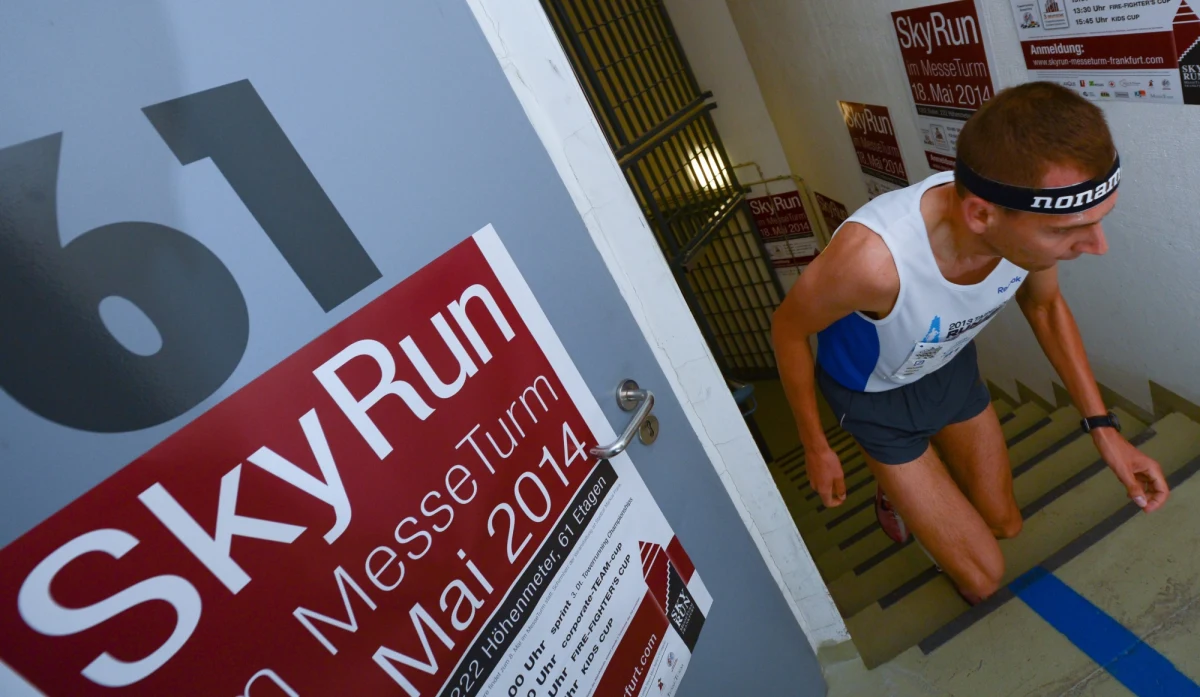 „Jeśli przygotowuję się do krótkiego dystansu to trenuję u siebie w bloku, 10 pięter mi wystarcza. Wbiegam  10 albo 15 razy najwyżej 2 dni w tygodniu” – mówi w rozmowie z RMF FM Piotr Łobodziński – mistrz świata jednej z federacji w bieganiu po schodach.