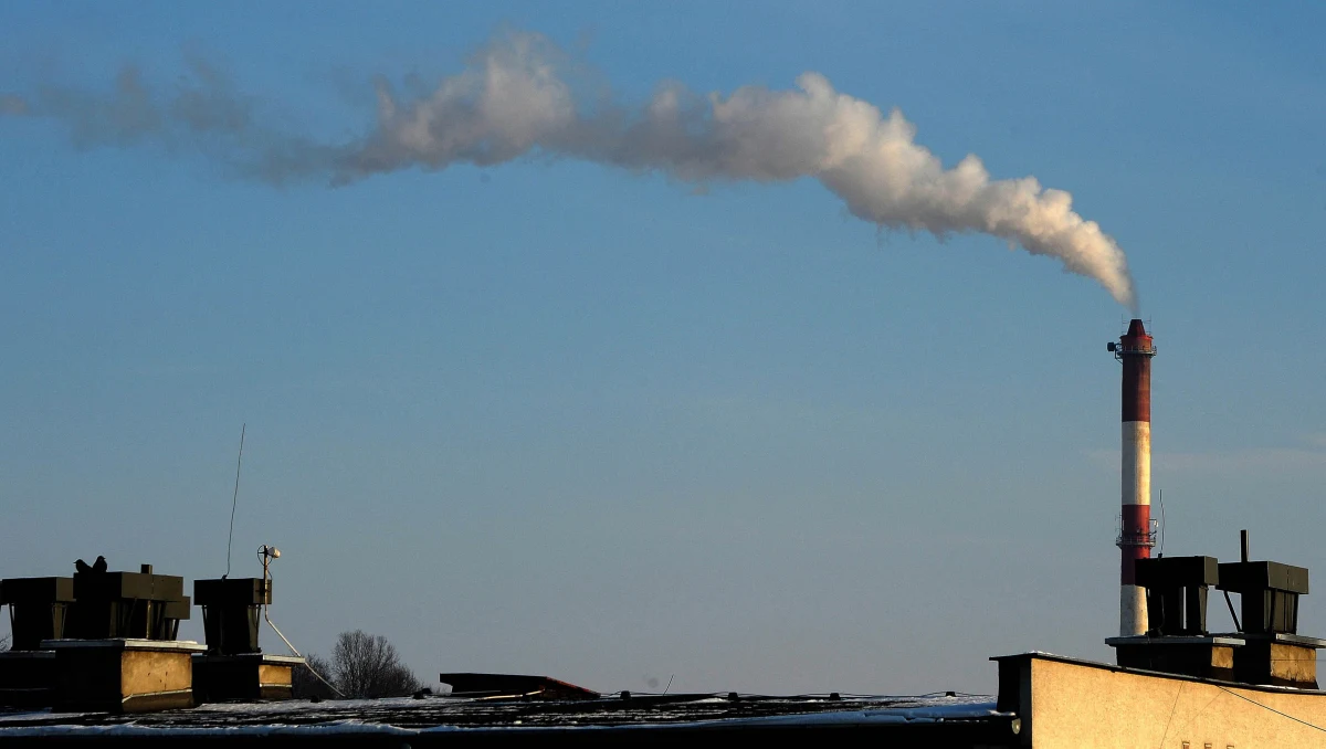 W 11 miastach Śląska przekroczone jest dopuszczalne stężenie pyłu zawieszonego w powietrzu. W okolicach Rybnika i Wodzisławia Śląskiego pojawiło się ryzyko przekroczenia progu alarmowego. Ostrzeżenie w tej sprawie wydały służby kryzysowe wojewody śląskiego.