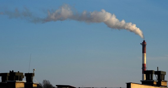 W 11 miastach Śląska przekroczone jest dopuszczalne stężenie pyłu zawieszonego w powietrzu. W okolicach Rybnika i Wodzisławia Śląskiego pojawiło się ryzyko przekroczenia progu alarmowego. Ostrzeżenie w tej sprawie wydały służby kryzysowe wojewody śląskiego.