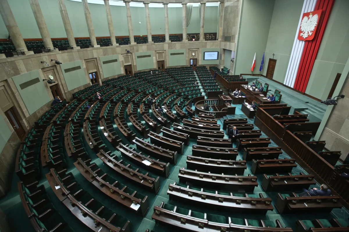 Przedstawiamy pierwszą "20" najbardziej znanych posłów, którzy w nieco ponad 2 lata obecnej kadencji otrzymali najwyższe zwroty za podróże służbowe prywatnymi samochodami. Od listopada 2011 do grudnia 2013 roku, a więc zaledwie w 26 miesięcy każdy z nich z tytułu rozliczenia tzw. "kilometrówki" odzyskał powyżej 70 tysięcy złotych. Każdy z nich mógłby zatem służbowo objechać kulę ziemską wzdłuż równika. Dwukrotnie! 