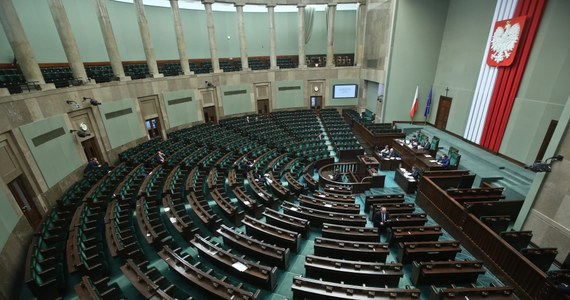 Przedstawiamy pierwszą "20" najbardziej znanych posłów, którzy w nieco ponad 2 lata obecnej kadencji otrzymali najwyższe zwroty za podróże służbowe prywatnymi samochodami. Od listopada 2011 do grudnia 2013 roku, a więc zaledwie w 26 miesięcy każdy z nich z tytułu rozliczenia tzw. "kilometrówki" odzyskał powyżej 70 tysięcy złotych. Każdy z nich mógłby zatem służbowo objechać kulę ziemską wzdłuż równika. Dwukrotnie! 