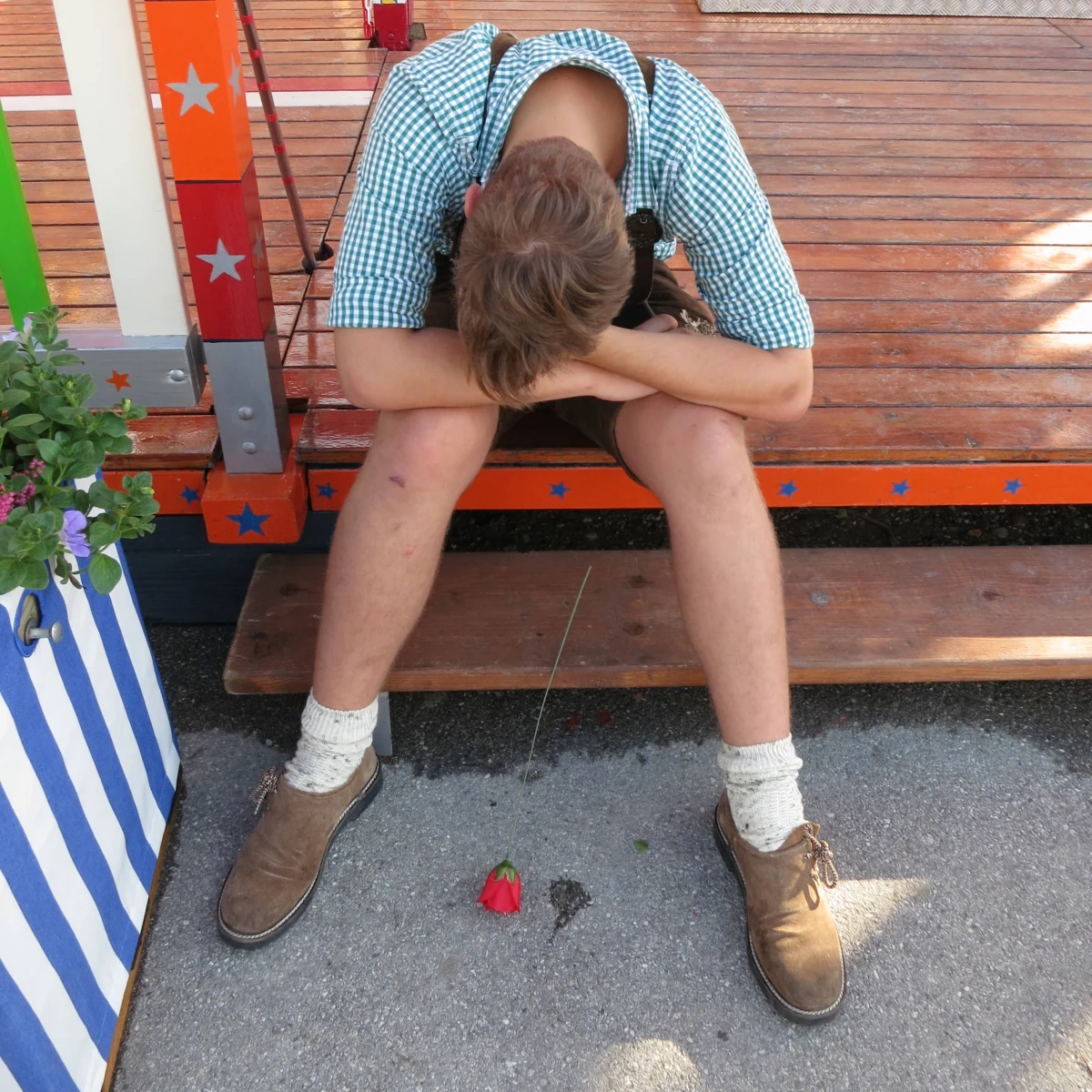 O tym, że przykre wspomnienia zostają z nami zwykle na dłużej niż przyjemne, dobrze wiemy. Wygląda na to, że wreszcie wiadomo też, dlaczego tak się dzieje. Amerykańscy i japońscy naukowcy odkryli mechanizm, który sprawia, że nieprzyjemne doświadczenia tworzą w pamięci trudny do wymazania ślad. Piszą o tym w najnowszym numerze czasopisma "Proceedings of the National Academy of Sciences".