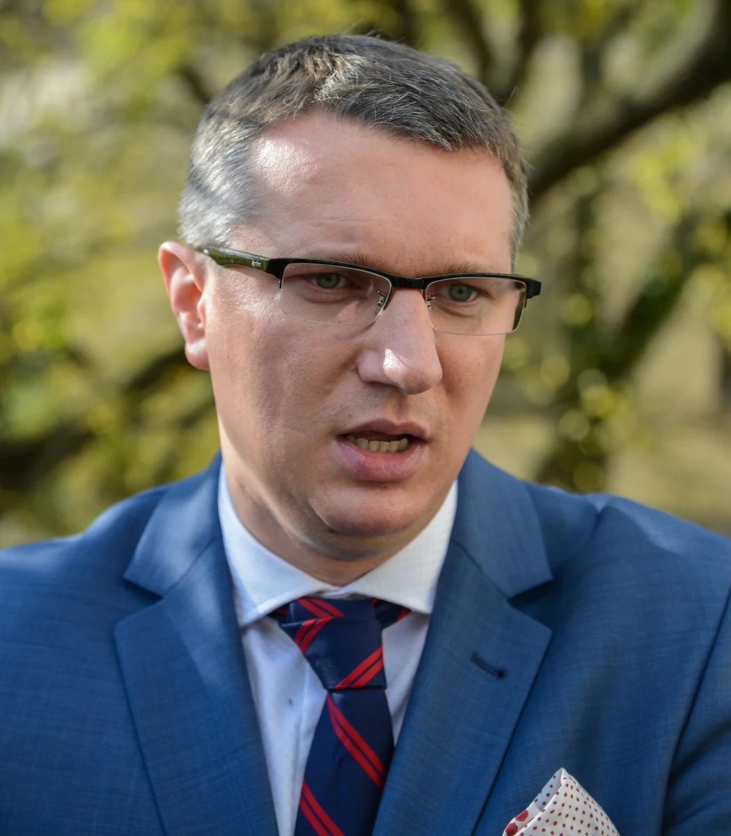 Dokąd jeżdżą warszawscy posłowie? To pytanie nasuwa się samo, po przejrzeniu poselskich rachunków za służbowe przejazdy prywatnymi autami. O ile można zrozumieć idące w dziesiątki tysięcy koszty przejazdów posłów z Wałbrzycha, Szczecina, Rzeszowa czy Suwałk, o tyle naprawdę trudno pojąć, jak posłowie z Warszawy w nieco ponad dwa lata przejeżdżają tu 80-90 tysięcy kilometrów?