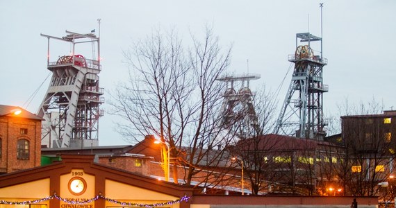 Koniec podziemnego protestu w kopalni Chwałowice w Rybniku. Około 100 górników domagało się zaległych wypłat. W myśl zawartego porozumienia, górnicy jeszcze dziś dostają pensję zasadniczą, a pozostałe dodatki będą mieć wypłacone do 7 stycznia.