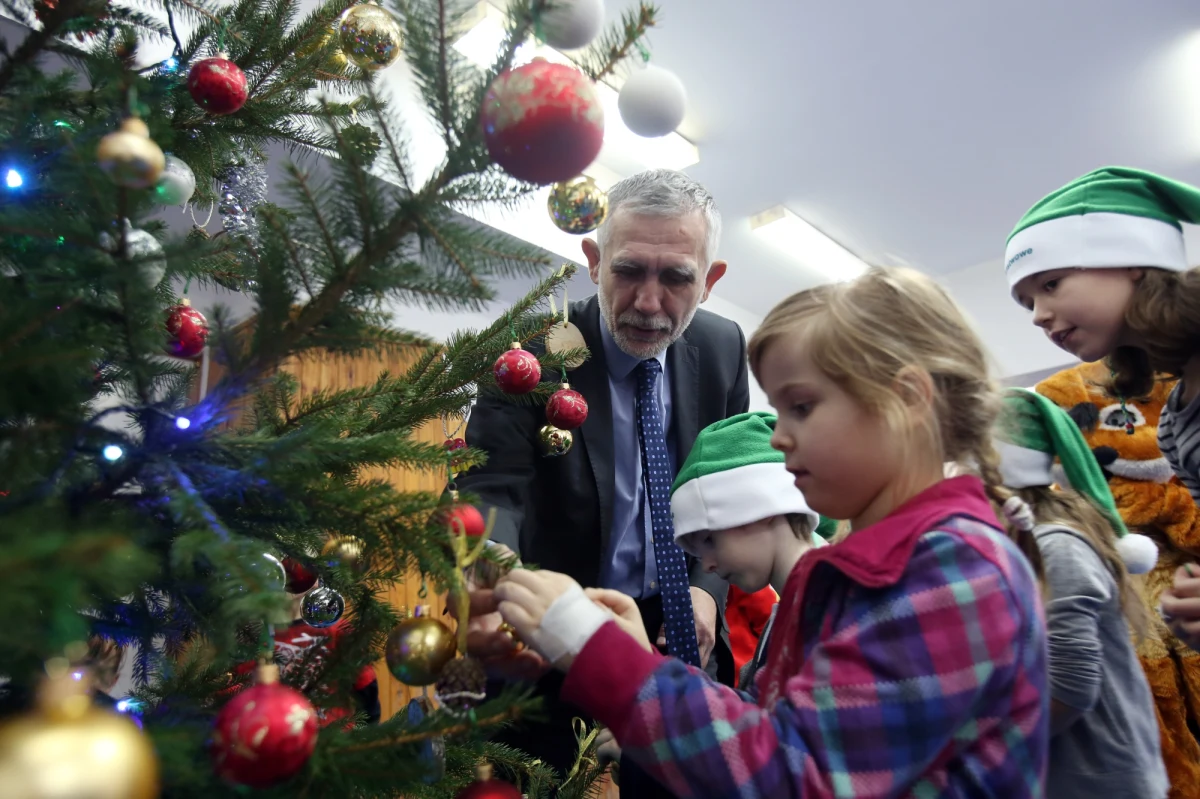 Mieszkańcy województw południowych i Mazowsza mogą liczyć na śnieżną i mroźną Wigilię. W pozostałych regionach będzie słonecznie i dość ciepło. 25 grudnia przywita nas ładną pogodą, ale już w drugi dzień świąt aura całkowicie się zmieni - w całym kraju prognozujemy opady deszczu ze śniegiem i samego deszczu.