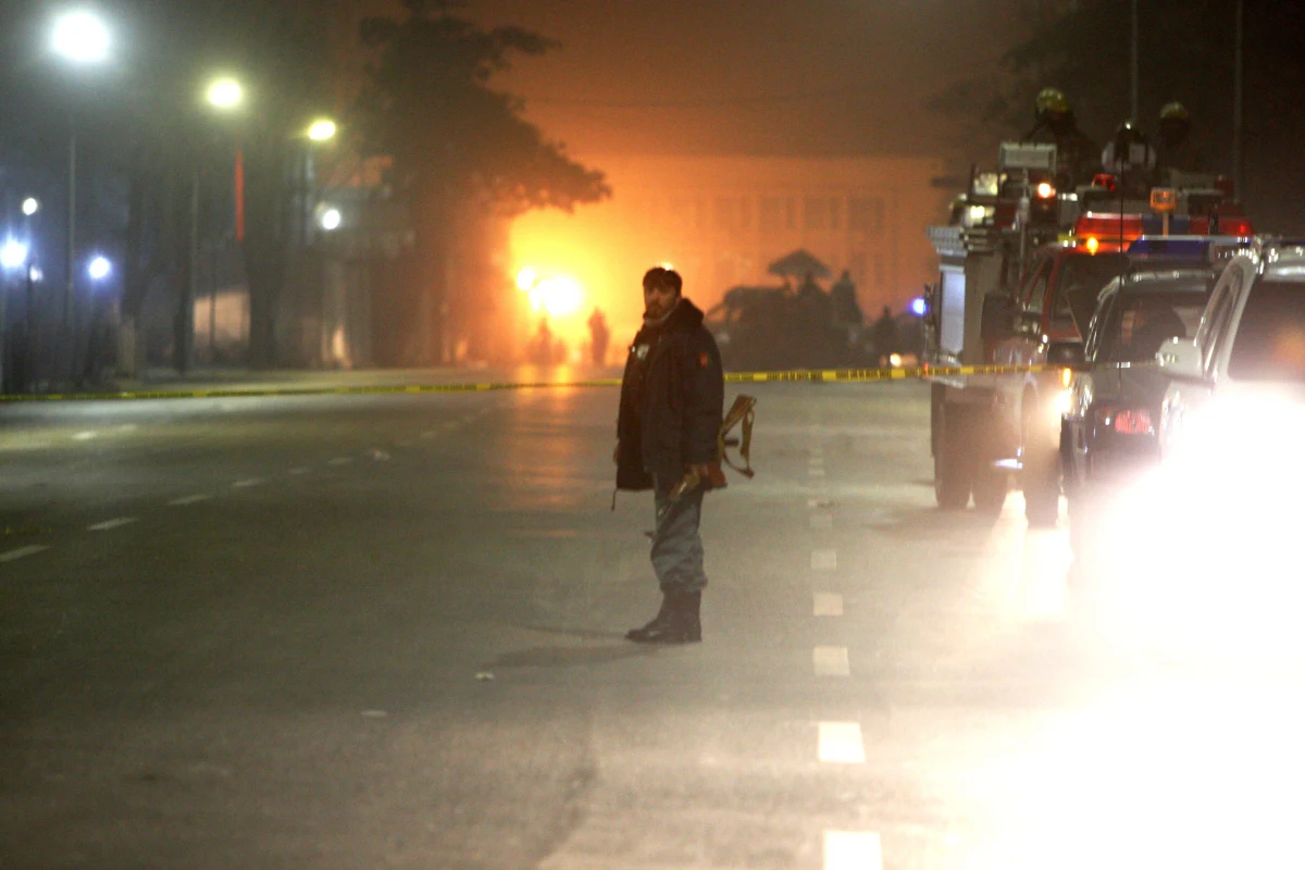 Zamachowiec samobójca zaatakował francuską szkołę średnią w stolicy Afganistanu, Kabulu, zabijając niemieckiego obywatela i raniąc 10 osób. Lokalne władze podają, że nastoletni terrorysta zdetonował materiały wybuchowe wewnątrz budynku. 