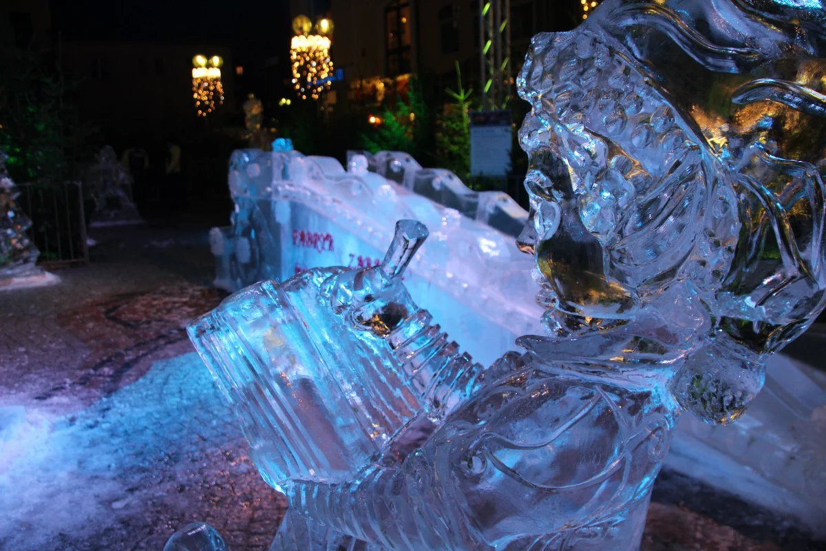 W Olsztynie rozpoczął się szósty Jarmark Świąteczny. Tradycyjnie największym zainteresowaniem cieszy się park rzeźb z lodu.