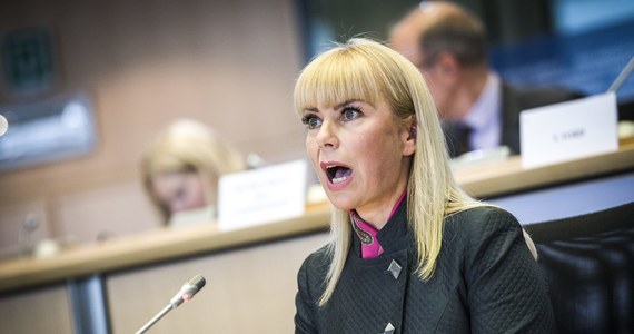 Urzędnicy z Polski pracujący w Komisji Europejskiej poczuli się urażeni wypowiedziami Elżbiety Bieńkowskiej. Próbują jednak tłumaczyć zachowanie polskiej komisarz. Zapewniają też, że w każdej chwili służą radą. Problem w tym, żeby była minister chciała skorzystać z podpowiedzi. 