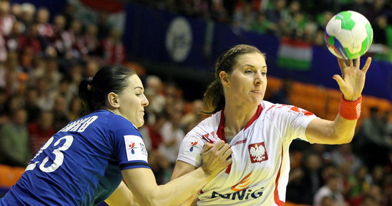 Polska wygrała w węgierskim Gyoer z Rosją 29:26 (13:11) i awansowała do drugiej rundy mistrzostw Europy w piłce ręcznej kobiet. Polki przechodzą jednak do następnego etapu z zaliczeniem dwóch porażek - z Hiszpanią 22:29 i Węgrami 23:29.