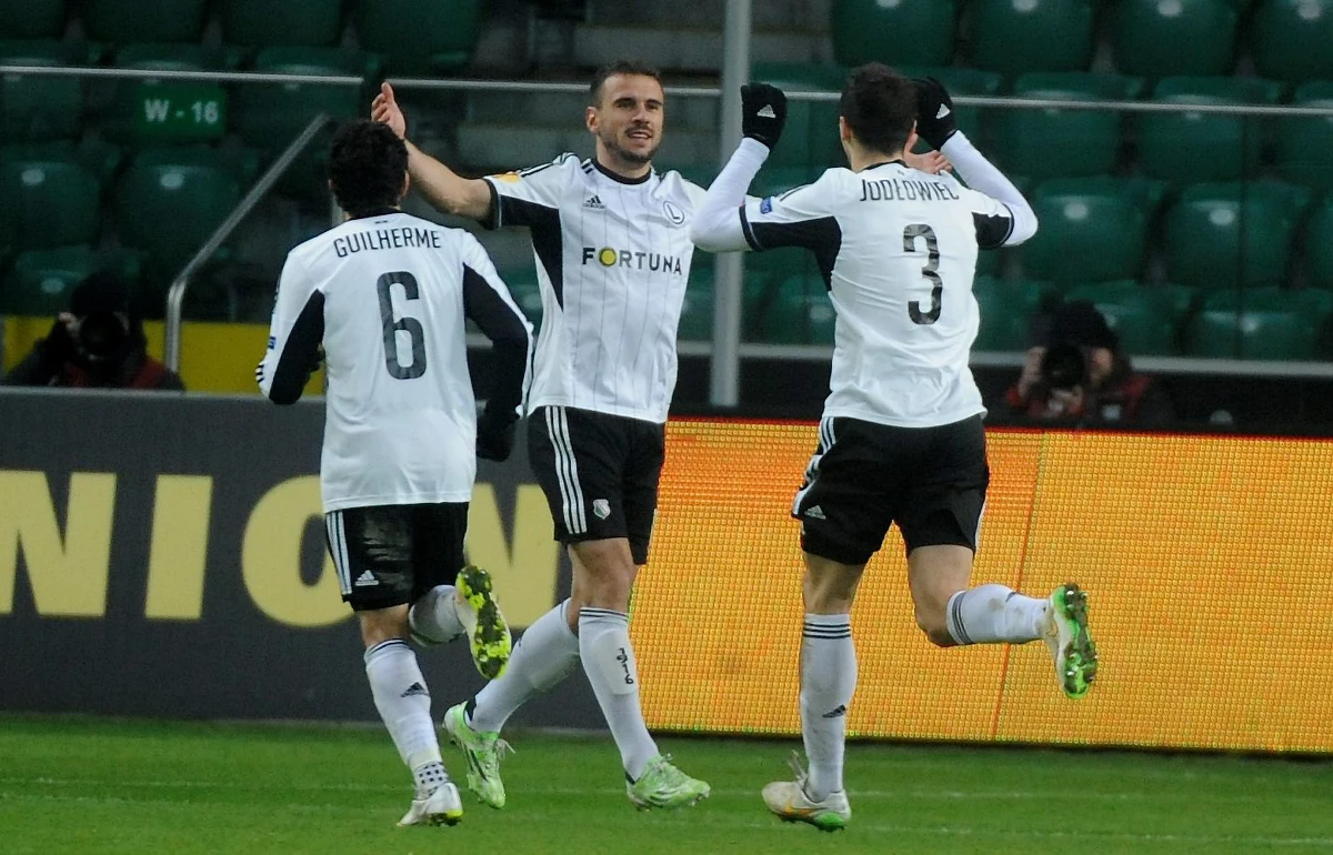 Pewnym zwycięstwem Legia Warszawa zakończyła rywalizację w grupie piłkarskiej Ligi Europejskiej. Mistrzowie Polski pokonali turecki Trabzonspor  2:0 i do dalszych gier awansowali z pierwszego miejsca.