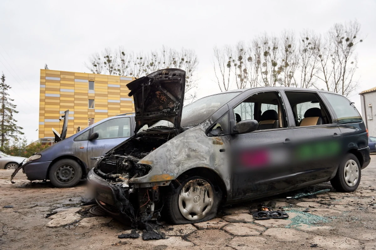 5 aut płonęło w nocy w Gdańsku. Tuż przed północą ktoś podpalił cztery samochody na ulicy Marynarki Polskiej. Pół godziny później spłonęło auto przy Jankiela. 