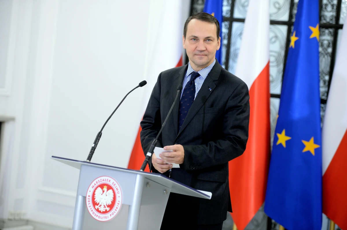 „Trudno jest przywołać w pamięci rzeczy, które zdarzyły się 6 czy 4 lata temu, ale Sikorski powinien to zrobić” – mówi w odpowiedzi na pytania słuchaczy, szef MSZ Grzegorz Schetyna w Kontrwywiadzie RMF FM. Dodaje, że jeśli Sikorski tego nie zrobi, to „będzie presja i oczekiwanie". "Powinien przeciąć spekulacje” - mówi Schetyna. 