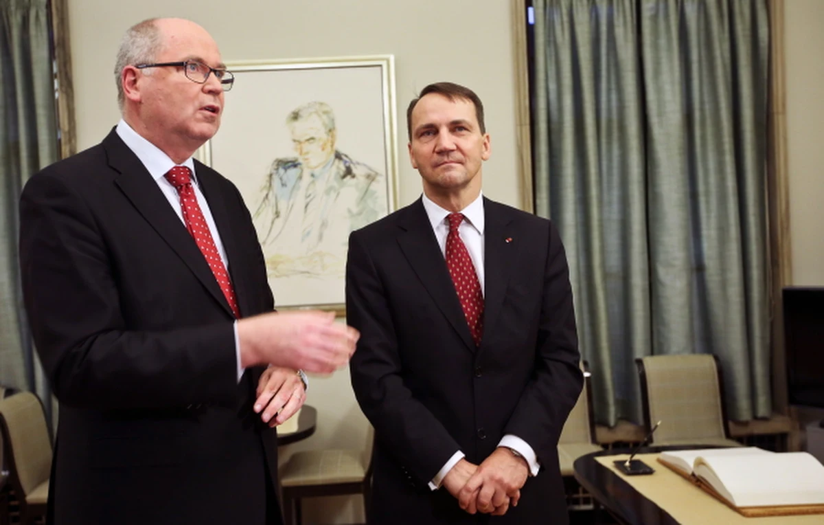 Dokumenty dotyczące podróży Radosława Sikorskiego jako szefa MSZ powinny zostać odtajnione - uważa Prawo i Sprawiedliwość. Politycy tej partii apelują w tej sprawie do samego Sikorskiego. Wskazują również, że głos powinien zabrać prokurator generalny Andrzej Seremet. 