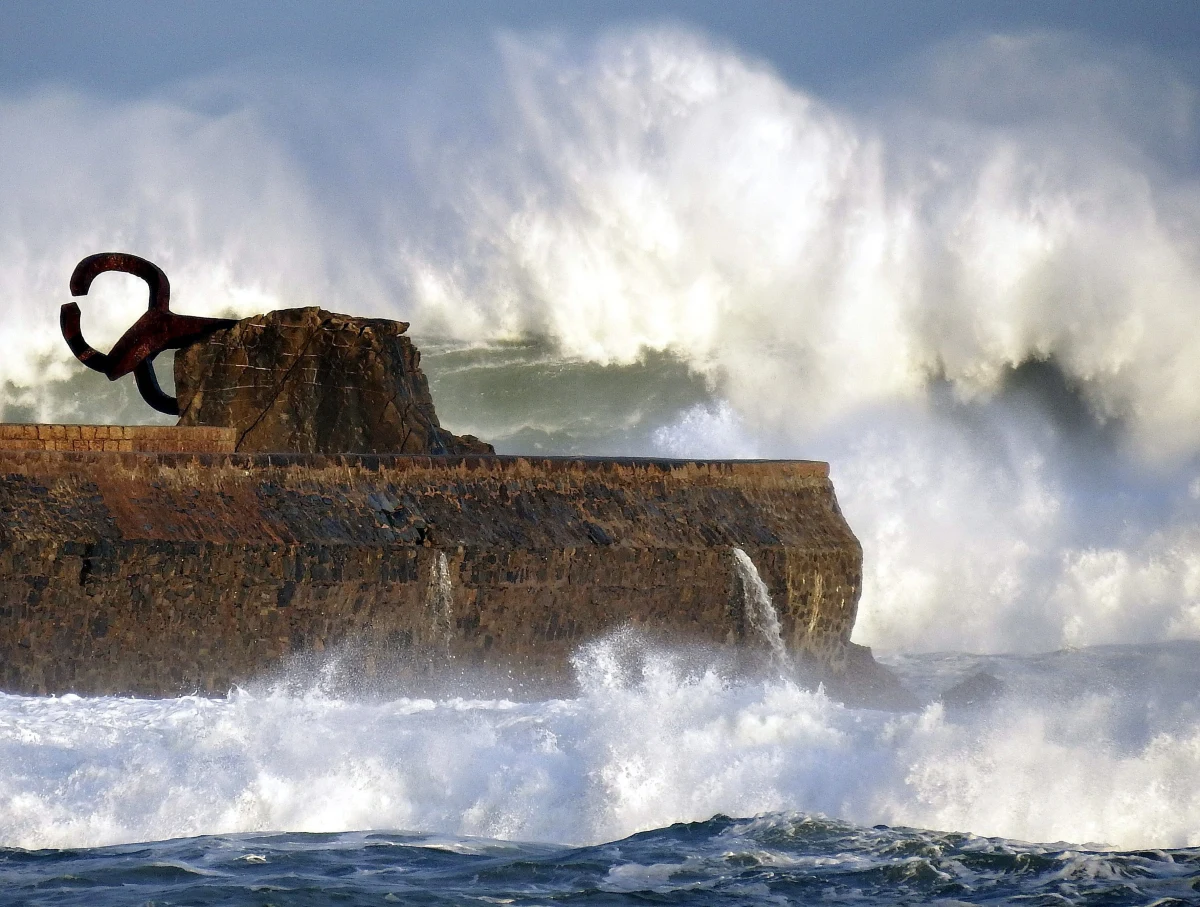 Rządowe Centrum Bezpieczeństwa wydało ostrzeżenia przed silnym i porywistym wiatrem. Huragan Aleksandra dotrze dziś wieczorem do Polski. Najmocniej wiać będzie w nocy z piątku na sobotę.
