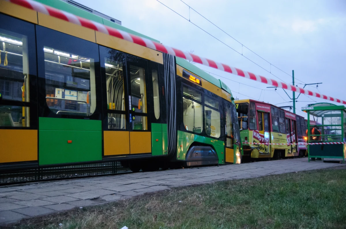 Zarzut spowodowania katastrofy w ruchu lądowym usłyszał pracownik MPK Poznań, który w czwartek pustym tramwajem wjechał w tramwaj pełen pasażerów. Mężczyzna przyznał się, że przed pracą pił alkohol. Do szpitala trafiło 20 osób. Większość jeszcze tego samego dnia wróciła do domów. 