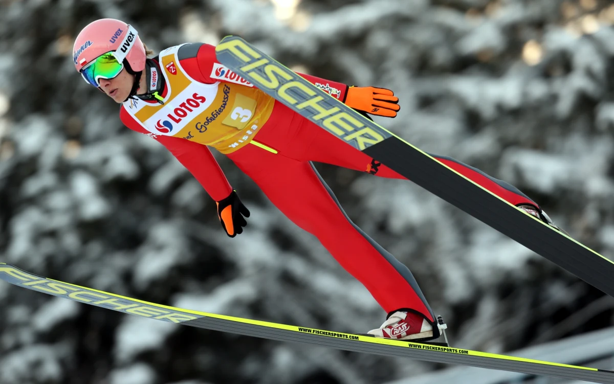 Pięciu polskich skoczków - wszyscy startujący w kwalifikacjach - zapewniło sobie awans do sobotniego konkursu Pucharu Świata w rosyjskim Niżnym Tagile. Najlepszy z nich, Dawid Kubacki, zajął trzecie miejsce. Wygrał Fin Jarkko Maeaettae.  