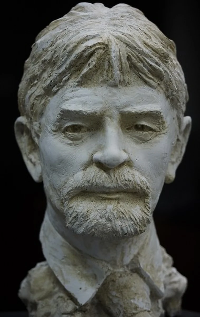 W piątek zaprezentowano miniaturowy projekt pomnika płk. Ryszarda Kuklińskiego, którego wiosną przyszłego roku będzie można zobaczyć na skwerze w centrum Gdyni. Rzeźba z brązu przedstawiać będzie mężczyznę w trakcie spaceru. Inicjatywę ufunduje gdyński biznesmen Andrzej Boczek, który w ten sposób chce uhonorować polskiego oficera.