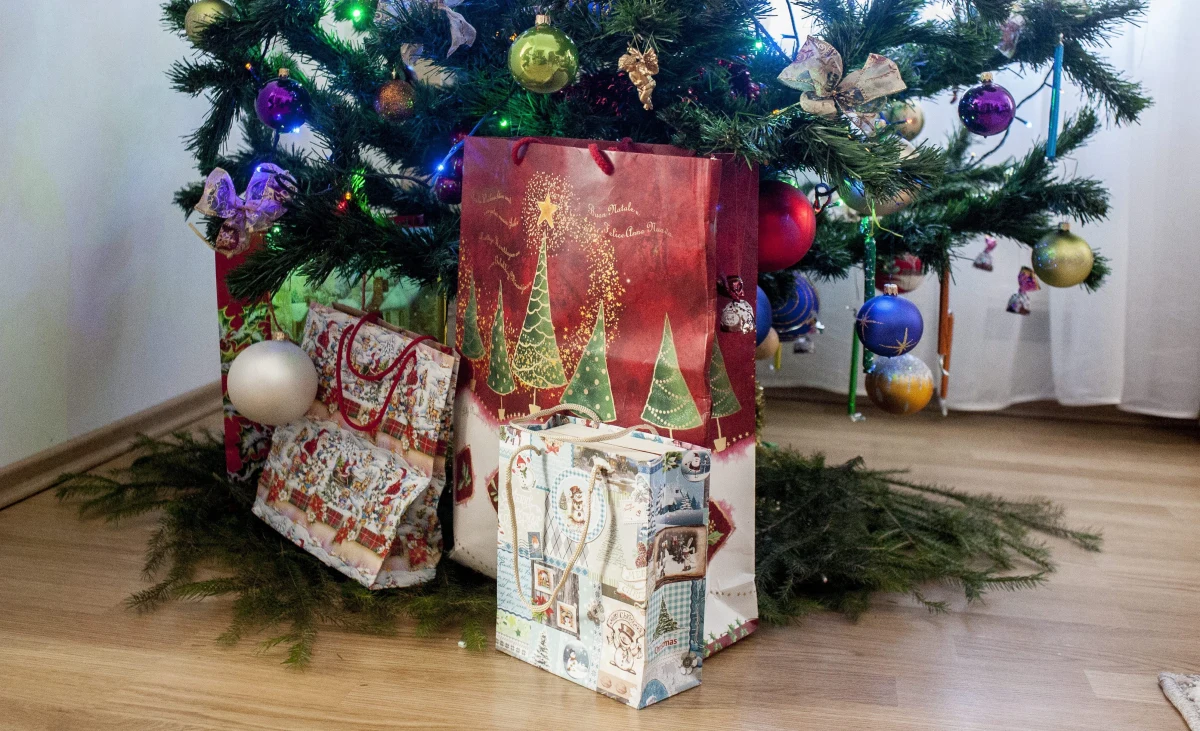 Ośmiu na dziesięciu Polaków planuje w tym roku kupno prezentu na święta - wynika z badania TNS Polska. Aż 19 proc. pytanych chce obdarować w sumie 10 osób! Osiem procent planuje kupno prezentu jednej osobie. A 13 proc. - dwóm osobom. 