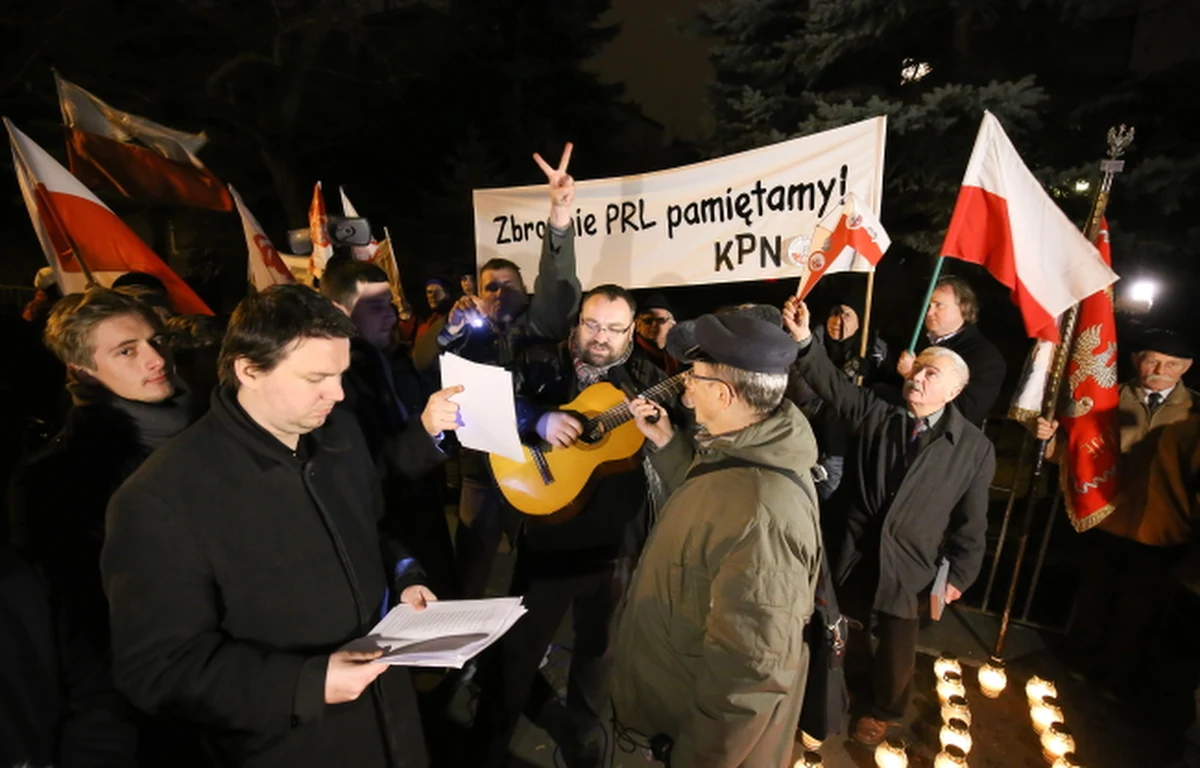 W nocy kilkadziesiąt osób demonstrowało przed domem gen. Czesława Kiszczaka na warszawskim Mokotowie. Protest zorganizowano, aby upamiętnić ofiary stanu wojennego.  