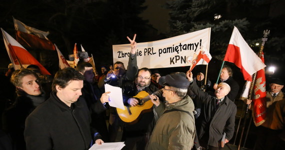 W nocy kilkadziesiąt osób demonstrowało przed domem gen. Czesława Kiszczaka na warszawskim Mokotowie. Protest zorganizowano, aby upamiętnić ofiary stanu wojennego.  