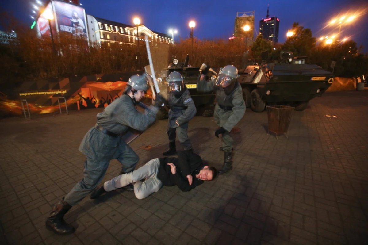 Wolontariusze w mundurach ZOMO i porozstawiane na ulicach kilku miast koksowniki przypominają o 33. rocznicy ogłoszenia stanu wojennego. "Młodzi Pamiętają" to coroczna inicjatywa organizowana od 2005 r. mająca na celu przypomnienie wydarzeń stanu wojennego. W tym roku akcję zorganizowano w Warszawie, Krakowie, Wrocławiu, Gdańsku, Lublinie, Rzeszowie i Ostrołęce.