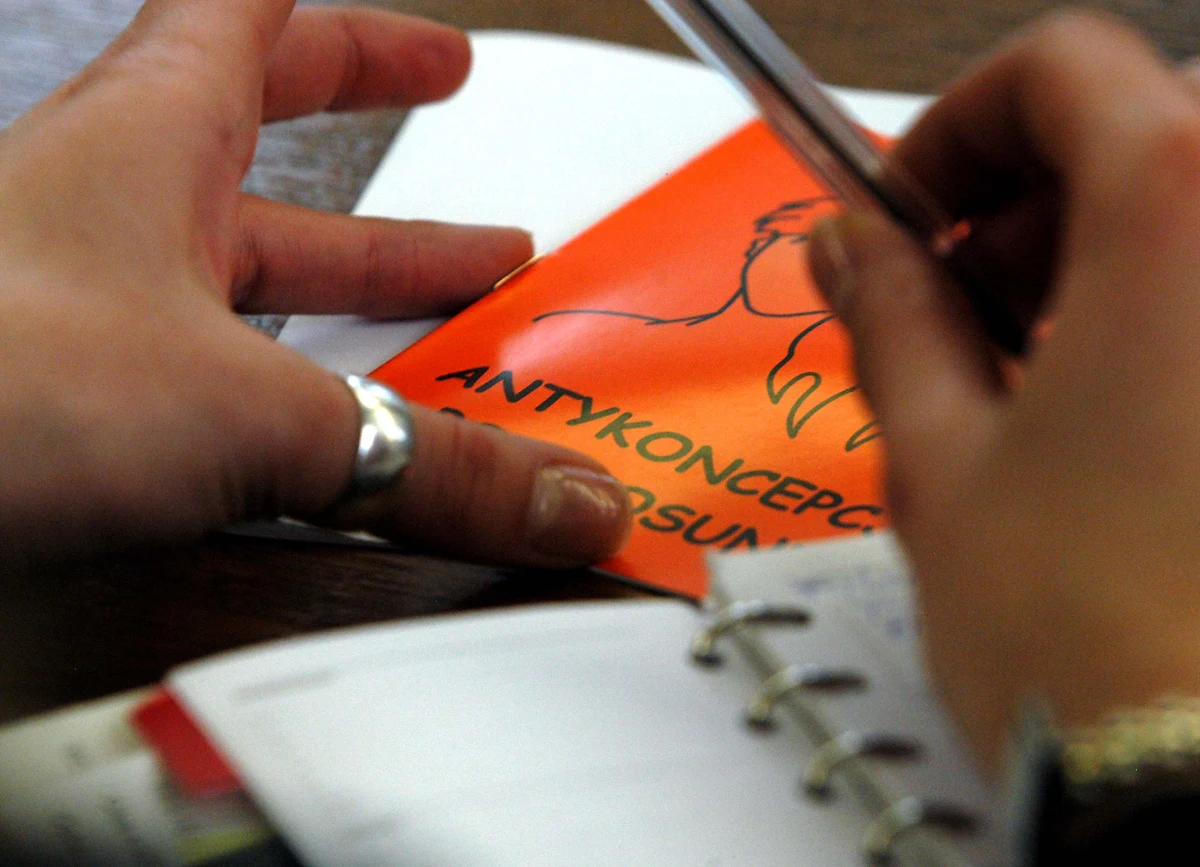 Zajęcia z wychowania do życia w rodzinie powinny być dla uczniów obowiązkowe - uważa pełnomocniczka rządu ds. równego traktowania Małgorzata Fuszara. Zwróciła się już w tej sprawie do minister edukacji Joanny Kluzik-Rostkowskiej. Obecnie o udziale dzieci w tych zajęciach decydują rodzice.