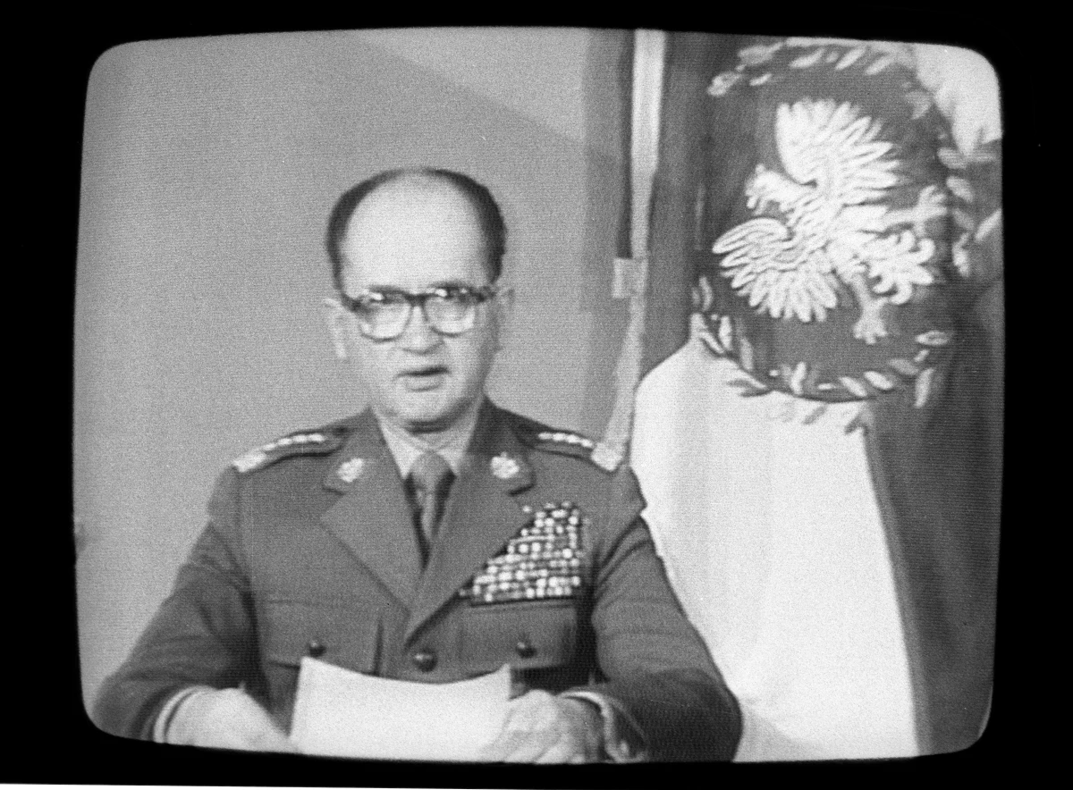 Patrzę na zmarszczki i żyły na dłoniach. Tak, to już 33 lata. Pamiętam, że tamtego wieczoru do północy oglądem w telewizji jakiś włoski film. Para głównych bohaterów rozstrzygała życiowe problemy… Gdy nagle zniknął obraz, a spiker spokojnym głosem oświadczył, że to wszystko na dziś i życzył nam wszystkim dobrej nocy. Pomyślałem, że to raczej dziwny koniec. Nie miałem pojęcia, że właśnie spuentowano coś więcej niż film. 