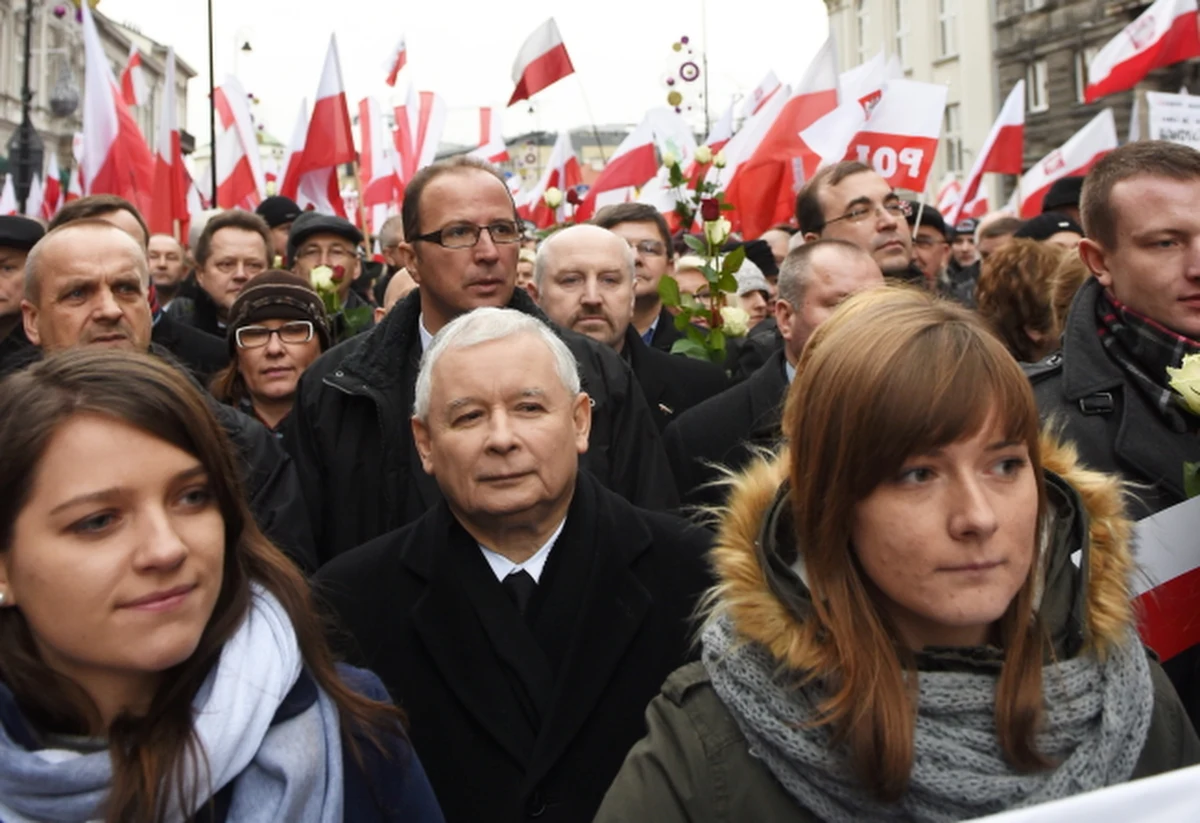 "Musimy zrzucić z pleców naszego narodu ten worek kamieni, którym jest obecna władza" - mówił były premier Jarosław Kaczyński podczas "Marszu w Obronie Demokracji i Wolności Mediów" współorganizowanego przez Prawo i Sprawiedliwość. Kaczyński nazwał sobotni marsz "pochodem obywatelskim". "Pochodem tych, którzy chcą w Polsce dobrej zmiany, którzy chcą zwycięstwa w walce z panoszącym się złem, ale przede wszystkim chcą obronić to najbardziej podstawowe prawo obywateli, prawo do wyłaniania władzy w drodze wyborów, oceniania władzy i do tego, by władzę odwołać" - mówił. 